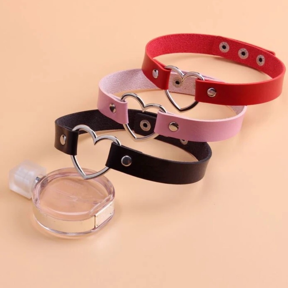 *NWT* ❣️ Set of 3 Heart Shaped Leather Chokers 🖤🩷
